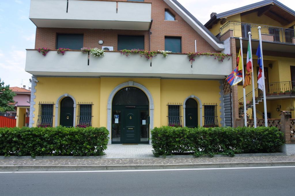 Borromeo Residenze Service S.A.S Peschiera Borromeo Buitenkant foto